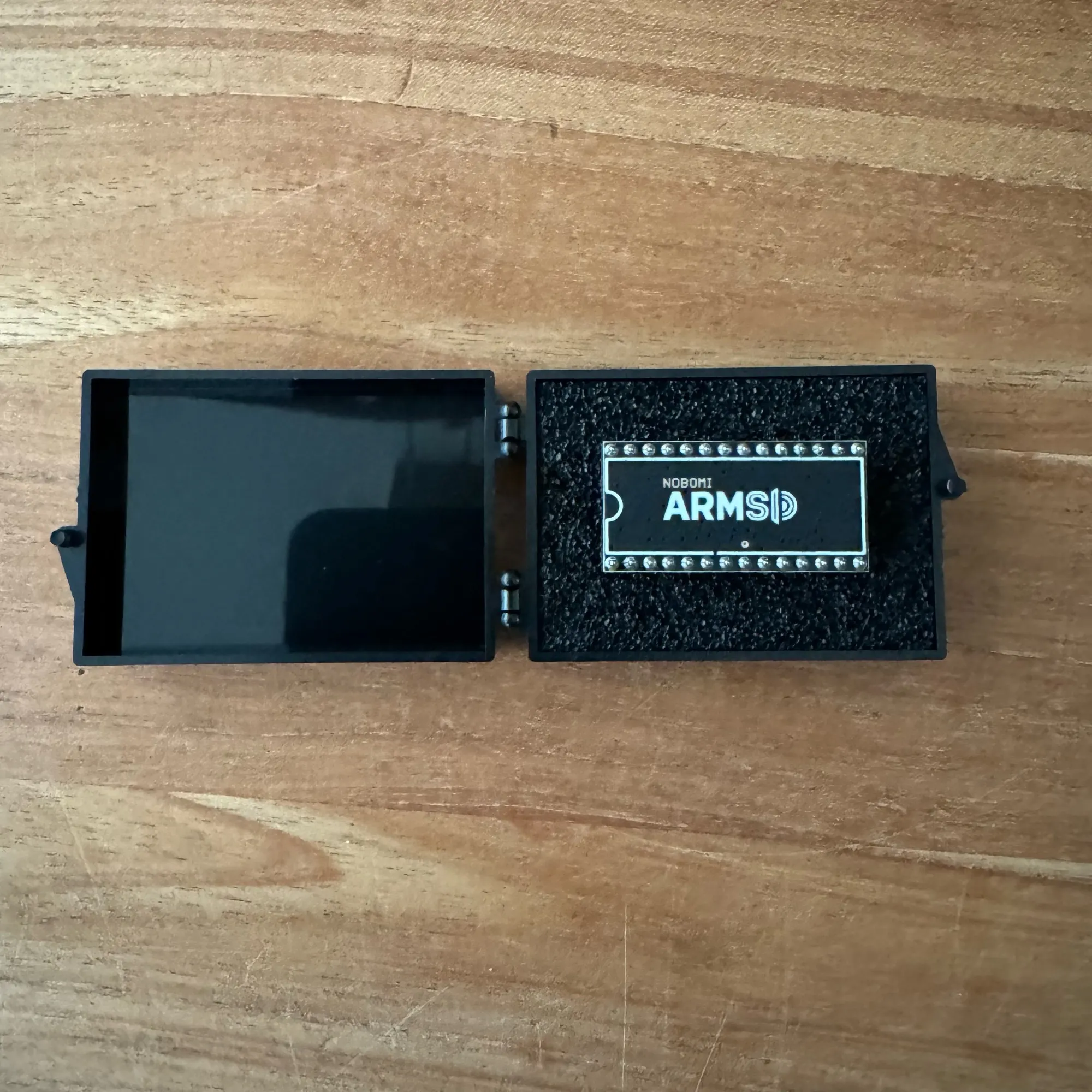 My C128 ‘flat’ had only 16 KB VDC RAM and a broken SID. So placed a SaRuMan VDC and an ARMSID.
#retro #8bit #commodore #commodore128 #SaRuManVDC #ARMSID