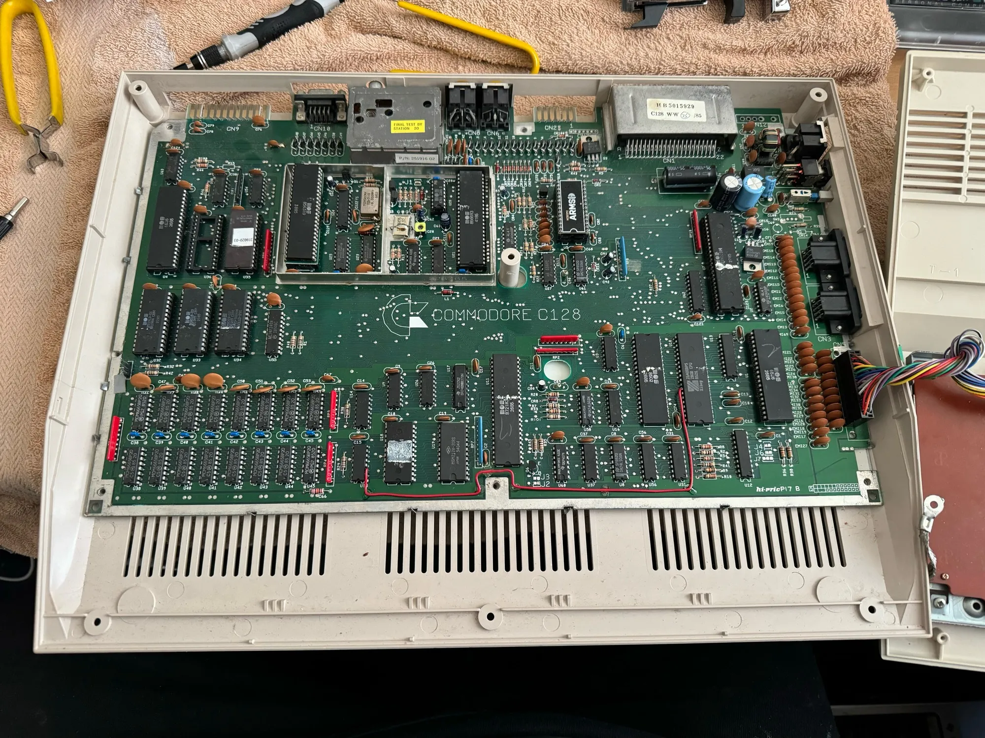My C128 ‘flat’ had only 16 KB VDC RAM and a broken SID. So placed a SaRuMan VDC and an ARMSID.
#retro #8bit #commodore #commodore128 #SaRuManVDC #ARMSID