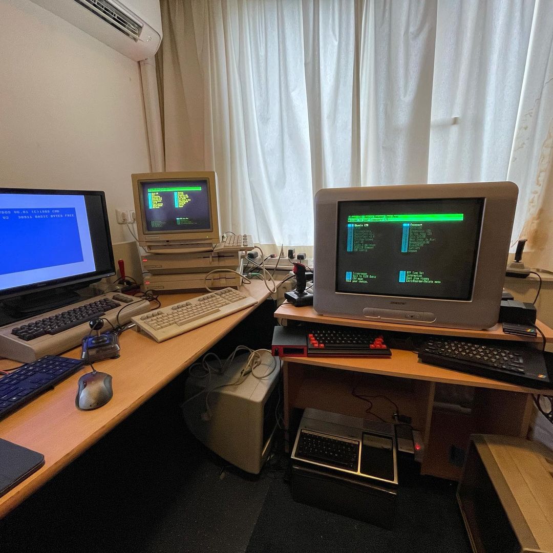 Permanently connected my Commodore 128DCR next to my already connected 128D. Stacked them by lack of space. Both equipped with an UltimateII+ cartridge.
Here both switched on together with my Ultimate 64 Elite, three Commodores on three screens 😉
#retro #8bit #commodore #commodore128d #commodore128dcr #ultimate64elite #ultimateiiplus
