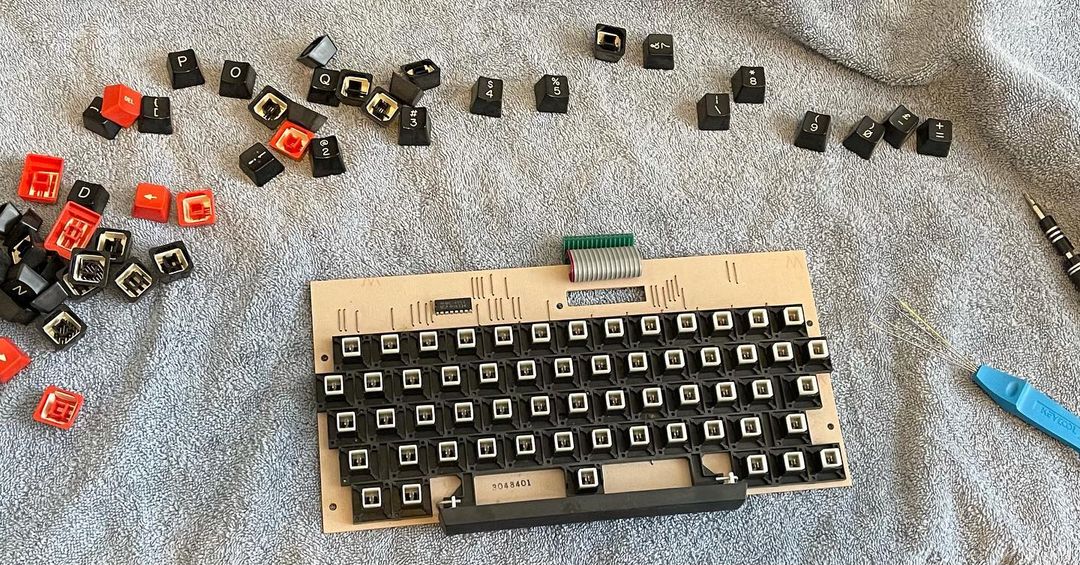 Cleaning an Oric Atmos keyboard.
#retro #8bit #oric #oricatmos