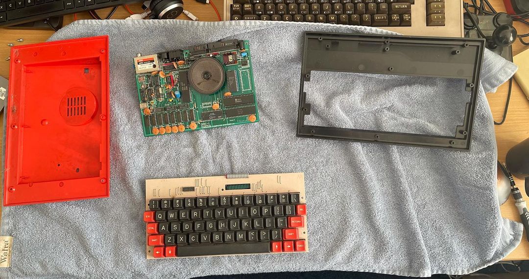 Cleaning an Oric Atmos keyboard.
#retro #8bit #oric #oricatmos