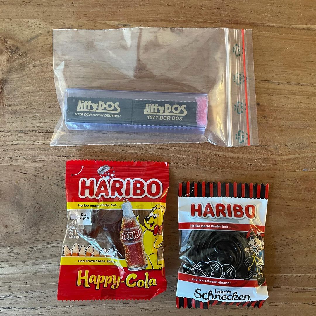 JiffyDOS ROM chips received for my Commodore 128DCR. Now have to find courage and time to install.

#retro #8bit #commodore #commodore128dcr #jiffydos