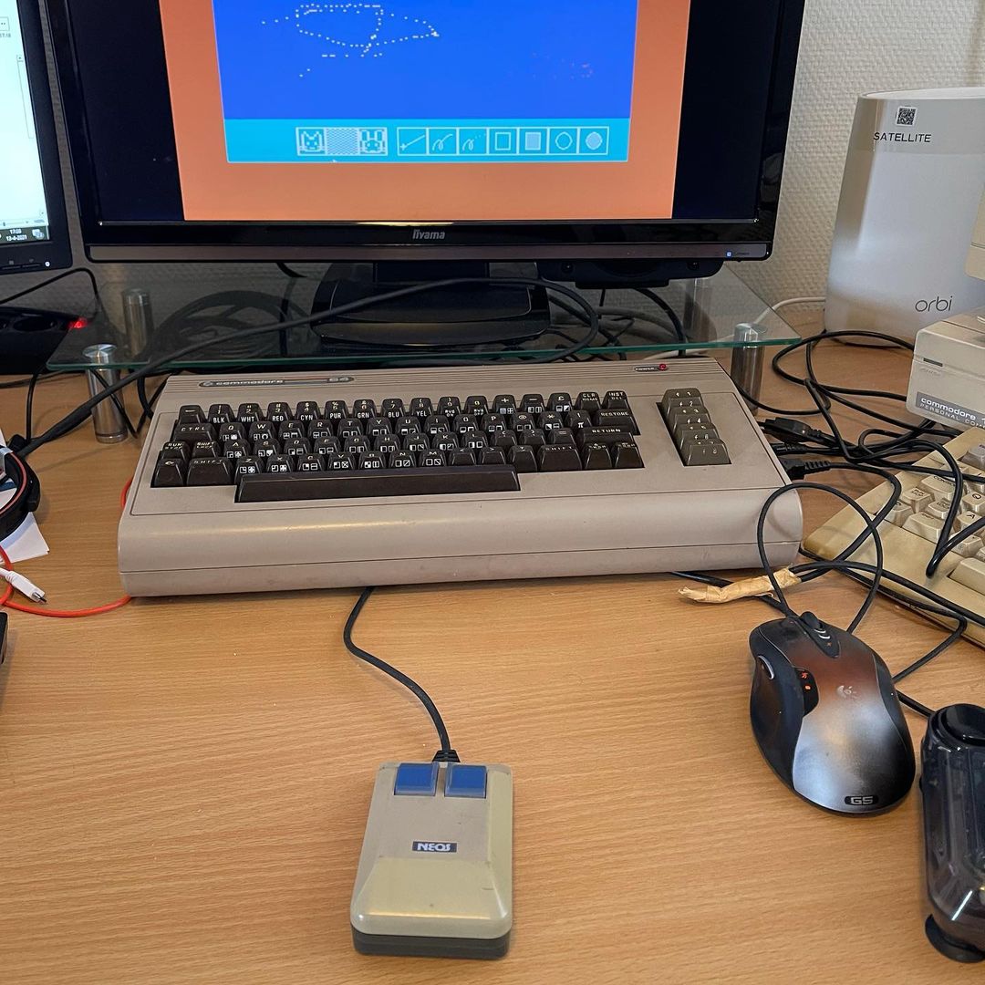 NEOS mouse from my last won C128DCR auction also works fine.
#retro #8bit #commodore #neosmouse