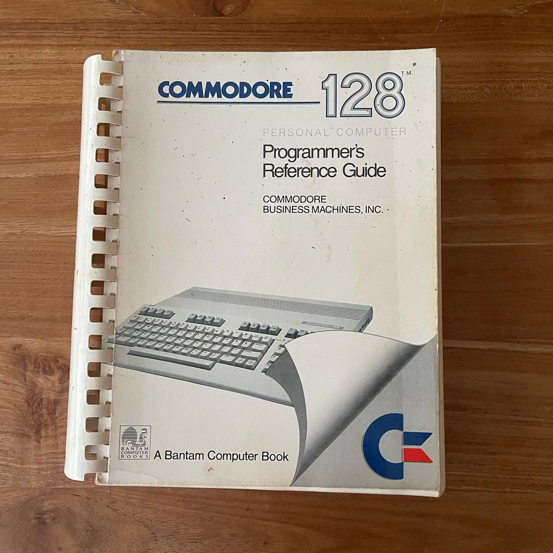Finally a proper paper original. Used the PDF already often.
#retro #8bit #commodore #commodore128
